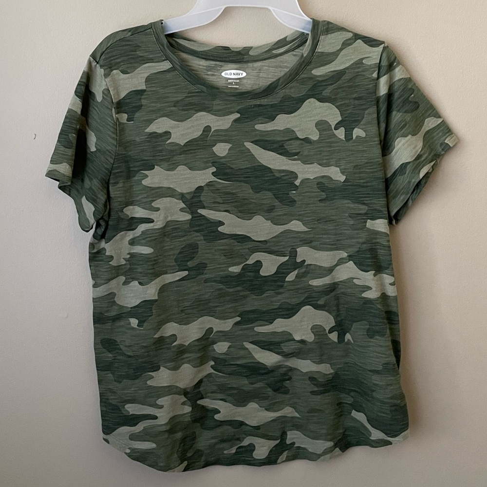 Large green camo t-shirt. Old Navy everywear crew neck. Camouflage print